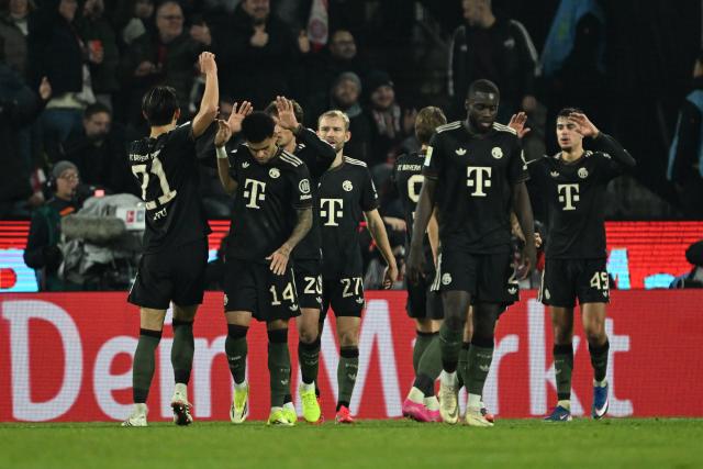 14 January 2026, North Rhine-Westphalia, Cologne: Munich players celebrate their side's third goal during the German Bundesliga soccer match between 1. FC Cologne and Bayern Munich at RheinEnergieStadion. Photo: Federico Gambarini/dpa - IMPORTANT NOTICE: DFL and DFB regulations prohibit any use of photographs as image sequences and/or quasi-video.