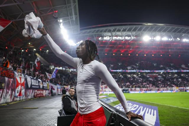 14 January 2026, Saxony, Leipzig: Leipzig's Yan Diomande gives his jersey to a fan after the German Bundesliga soccer match between RB Leipzig and SC Freiburg at Red Bull Arena. Photo: Jan Woitas/dpa - WICHTIGER HINWEIS: Gemäß den Vorgaben der DFL Deutsche Fußball Liga bzw. des DFB Deutscher Fußball-Bund ist es untersagt, in dem Stadion und/oder vom Spiel angefertigte Fotoaufnahmen in Form von Sequenzbildern und/oder videoähnlichen Fotostrecken zu verwerten bzw. verwerten zu lassen.