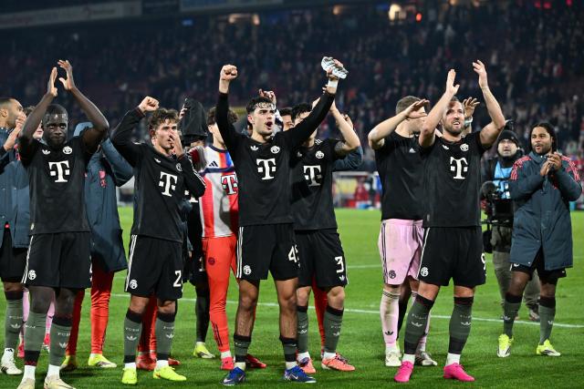 14 January 2026, North Rhine-Westphalia, Cologne: Munich players thank the fans after the German Bundesliga soccer match between 1. FC Cologne and Bayern Munich at RheinEnergieStadion. Photo: Federico Gambarini/dpa - IMPORTANT NOTICE: DFL and DFB regulations prohibit any use of photographs as image sequences and/or quasi-video.