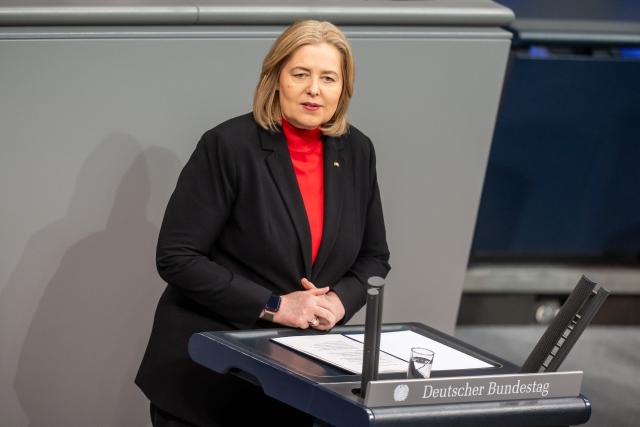 15 January 2026, Berlin: Baerbel Bas, Germany's Minister of Labor and Social Affairs, arrives for a debate in the German Bundestag on the transition from citizen's income to the planned basic income support. Photo: Michael Kappeler/dpa