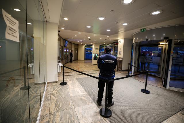 15 January 2026, North Rhine-Westphalia, Gelsenkirchen: Employees of a security company stand in the reopened self-service area of the Sparkasse branch in Gelsenkirchen, where customers can once again withdraw cash and obtain account statements. A little over two weeks after the million-euro break-in, the ATMs are back in service, while the branch itself remains closed. Photo: Christoph Reichwein/dpa