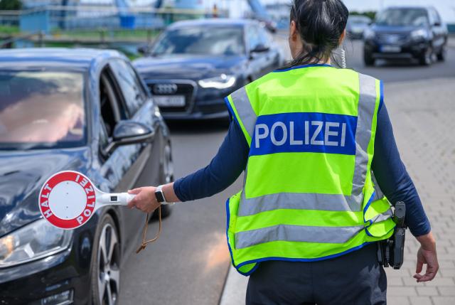 FILED - 03 June 2025, Brandenburg, Frankfurt (Oder): A federal police officer stops a vehicle during an entry check at the German-Polish border crossing Stadtbruecke. Photo: Patrick Pleul/dpa