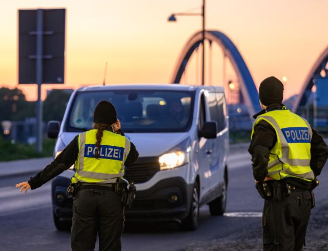 FILED - 11 May 2025, Brandenburg, Frankfurt (Oder): Police officers stand at the German-Polish border crossing Stadtbruecke in the early morning. Photo: Patrick Pleul/dpa