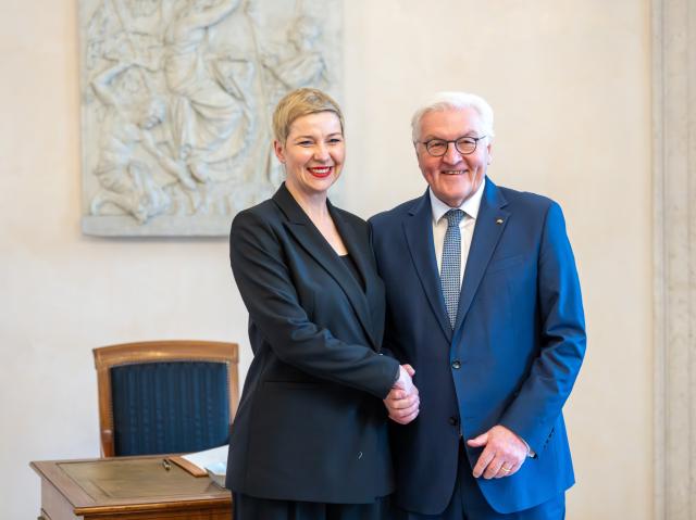 15 January 2026, Berlin: German President Frank-Walter Steinmeier (r) welcomes Belarusian opposition politician Maria Kalesnikava to the official residence at Bellevue Palace. Photo: Soeren Stache/dpa