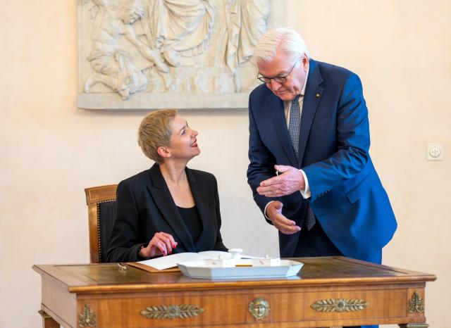15 January 2026, Berlin: German President Frank-Walter Steinmeier (r) welcomes Belarusian opposition politician Maria Kalesnikava to the official residence at Bellevue Palace, where she then signs the guest book. Photo: Soeren Stache/dpa