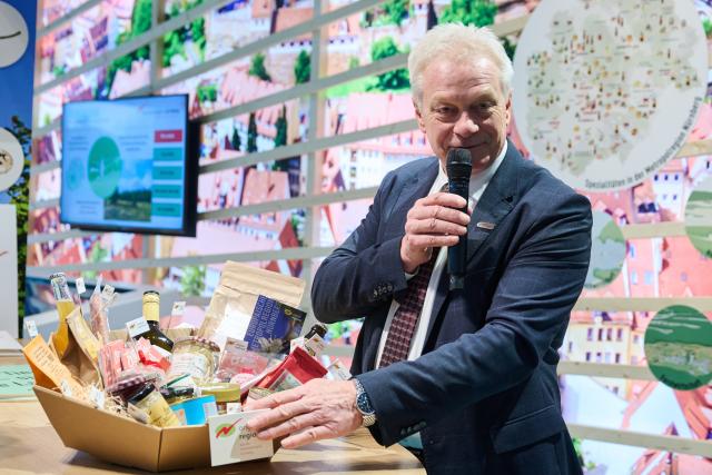 15 January 2026, Berlin: Alois Rainer, German Ministry of Agriculture, Food and Home Affairs, stands at the stand of the Nuremberg Metropolitan Region at the Green Week. Nuremberg applies for the World Agricultural Heritage. The International Green Week opens its doors on 16.01.2026. The world's largest trade fair for food, agriculture and horticulture in Berlin celebrates its 100th anniversary. Photo: Annette Riedl/dpa