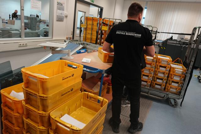 PRODUCTION - 15 January 2026, Berlin: Employees sort the first letters with brochures for the new military service. The letters with the documents will be sent out in the next few days, as a spokeswoman confirmed to the German Press Agency. As a first step, all men and women who come of age on January 1 will receive the questionnaire to assess their suitability and motivation for the Bundeswehr. Young men must complete this questionnaire, as the Basic Law only allows compulsory military service for men. This is voluntary for young women. Photo: Kay Nietfeld/dpa
