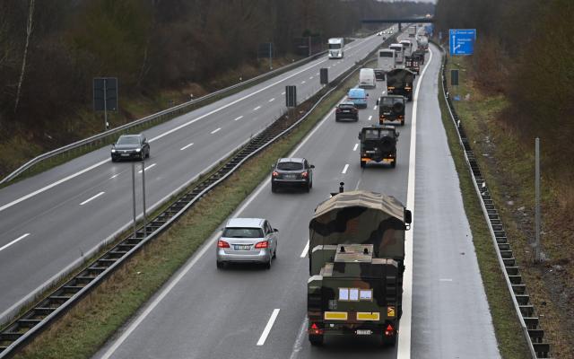 15 January 2026, Lower Saxony, Leer: Italian soldiers with their equipment and vehicles drive along the A31 towards the Bergen military training area. "Steadfast Dart", NATO's major deployment exercise, has begun. It is the largest multinational NATO exercise of the year. Photo: Lars Penning/dpa