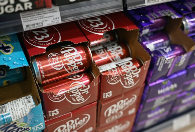 FILED - 18 July 2025, Hesse, Frankfurt/Main: In the AWAFS American Food Club store in the Skyline Plaza shopping center, cans of the US brand "Dr Pepper" in various flavours are on the shelf. Photo: Arne Dedert/dpa