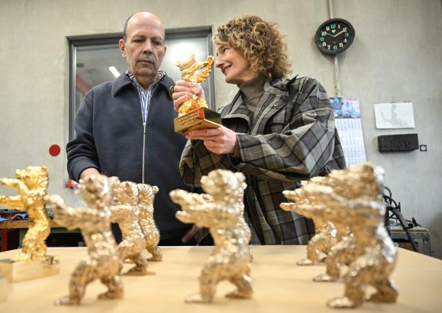 15 January 2026, Berlin: Berlinale Director Tricia Tuttl (R) and Herrmann Noack examine the trophies during a press event for the production of the Berlinale Bears at the Hermann Noack Foundry. The 2026 Berlin International Film Festival (Berlinale), will take place from February 12 to 22. Photo: Britta Pedersen/dpa
