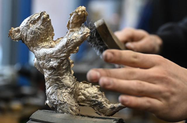 15 January 2026, Berlin: Emil Rothbauer, metal sculptor, works on the trophies during a press event for the production of the Berlinale Bears at the Hermann Noack Foundry. The 2026 Berlin International Film Festival (Berlinale), will take place from February 12 to 22. Photo: Britta Pedersen/dpa
