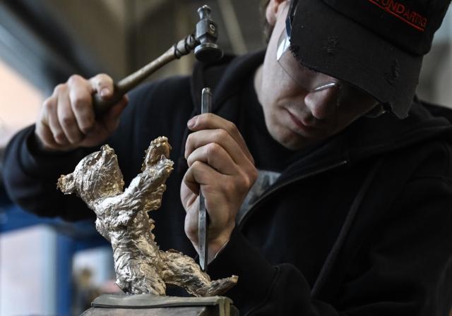 15 January 2026, Berlin: Emil Rothbauer, metal sculptor, works on the trophies during a press event for the production of the Berlinale Bears at the Hermann Noack Foundry. The 2026 Berlin International Film Festival (Berlinale), will take place from February 12 to 22. Photo: Britta Pedersen/dpa