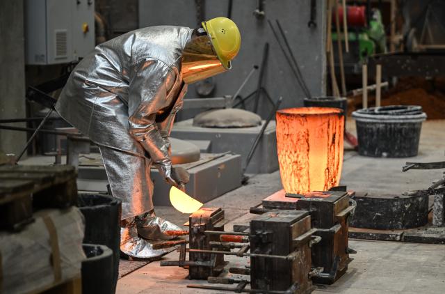 15 January 2026, Berlin: Foundry mechanic Bjoern Perlewitz casts bronze into a mold during a press event for the production of the Berlinale Bears at the Hermann Noack Foundry. The 2026 Berlin International Film Festival (Berlinale), will take place from February 12 to 22. Photo: Britta Pedersen/dpa