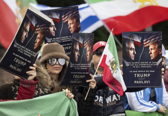 PRODUCTION - 15 January 2026, Hesse, Frankfurt/Main: Iranians protest in front of the US Consulate in Frankfurt, to demonstrate against the Iranian regime and call for the US to intervene in the conflict. Photo: Boris Roessler/dpa