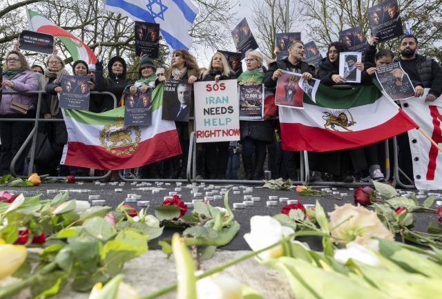 PRODUCTION - 15 January 2026, Hesse, Frankfurt/Main: Iranians protest in front of the US Consulate in Frankfurt, to demonstrate against the Iranian regime and call for the US to intervene in the conflict. Photo: Boris Roessler/dpa