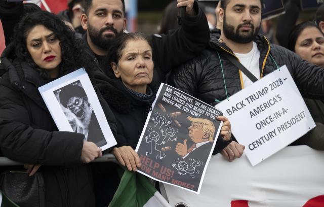 PRODUCTION - 15 January 2026, Hesse, Frankfurt/Main: Iranians protest in front of the US Consulate in Frankfurt, to demonstrate against the Iranian regime and call for the US to intervene in the conflict. Photo: Boris Roessler/dpa