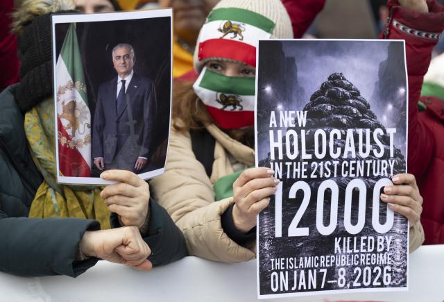 PRODUCTION - 15 January 2026, Hesse, Frankfurt/Main: Iranians protest in front of the US Consulate in Frankfurt, to demonstrate against the Iranian regime and call for the US to intervene in the conflict. Photo: Boris Roessler/dpa