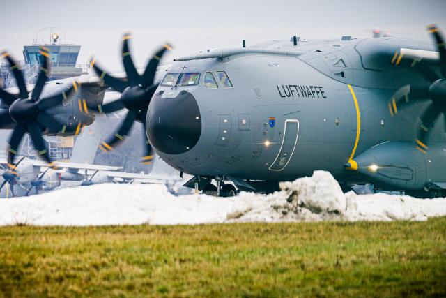 15 January 2025, Lower Saxony, Wunstorf: An Airbus A400M transport aircraft of the German Air Force taxis over the grounds of Wunstorf Air Base in the Hanover region. This morning, 13 Bundeswehr soldiers took off from this base for Greenland via Denmark. Their task is to examine the conditions for possible support for Denmark in securing the Arctic. Photo: Moritz Frankenberg/dpa