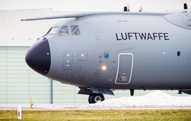 15 January 2025, Lower Saxony, Wunstorf: An Airbus A400M transport aircraft of the German Air Force taxis over the grounds of Wunstorf Air Base in the Hanover region. This morning, 13 Bundeswehr soldiers took off from this base for Greenland via Denmark. Their task is to examine the conditions for possible support for Denmark in securing the Arctic. Photo: Moritz Frankenberg/dpa