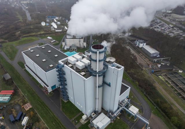 FILED - 27 November 2025, North Rhine-Westphalia, Huerth: Steam rises from the cooling system of a gas-fired power plant in Huerth. Photo: Oliver Berg/dpa