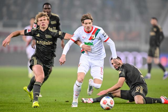 15 January 2026, Bavaria, Augsburg: Union Berlin's Leopold Querfeld (L) and Augsburg's Kristijan Jakic battle for the ball during the German Bundesliga soccer match between FC Augsburg and 1. FC Union Berlin at WWK-Arena. Photo: Harry Langer/dpa - IMPORTANT NOTE: In accordance with the regulations of the DFL German Football League and the DFB German Football Association, it is prohibited to utilize or have utilized photographs taken in the stadium and/or of the match in the form of sequential images and/or video-like photo series.
