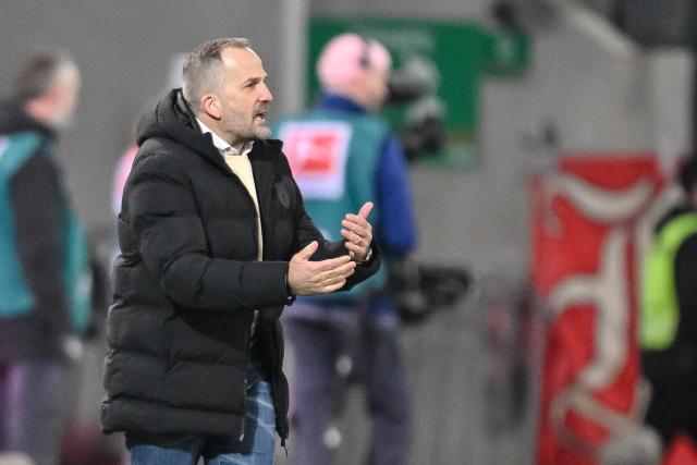 15 January 2026, Bavaria, Augsburg: Augsburg's coach Manuel Baum gestures during the German Bundesliga soccer match between FC Augsburg and 1. FC Union Berlin at WWK-Arena. Photo: Harry Langer/dpa - IMPORTANT NOTE: In accordance with the regulations of the DFL German Football League and the DFB German Football Association, it is prohibited to utilize or have utilized photographs taken in the stadium and/or of the match in the form of sequential images and/or video-like photo series.
