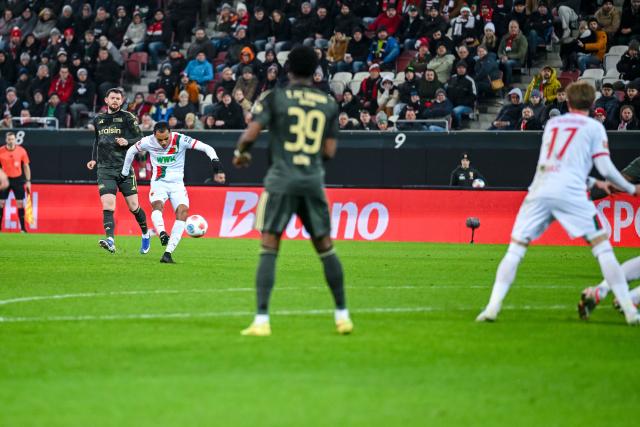 15 January 2026, Bavaria, Augsburg: Augsburg's Alexis Claude-Maurice scores his side's first goal during the German Bundesliga soccer match between FC Augsburg and 1. FC Union Berlin at WWK-Arena. Photo: Harry Langer/dpa - IMPORTANT NOTE: In accordance with the regulations of the DFL German Football League and the DFB German Football Association, it is prohibited to utilize or have utilized photographs taken in the stadium and/or of the match in the form of sequential images and/or video-like photo series.