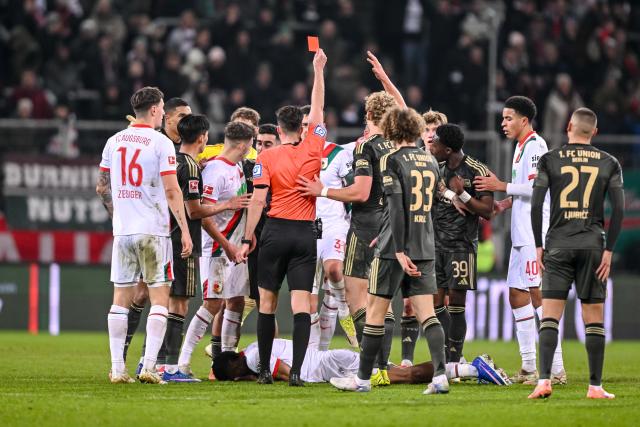 15 January 2026, Bavaria, Augsburg: Union Berlin's Derrick Koehn is shown the red card by referee Florian Badstuebner during the German Bundesliga soccer match between FC Augsburg and 1. FC Union Berlin at WWK-Arena. Photo: Harry Langer/dpa - IMPORTANT NOTE: In accordance with the regulations of the DFL German Football League and the DFB German Football Association, it is prohibited to utilize or have utilized photographs taken in the stadium and/or of the match in the form of sequential images and/or video-like photo series.