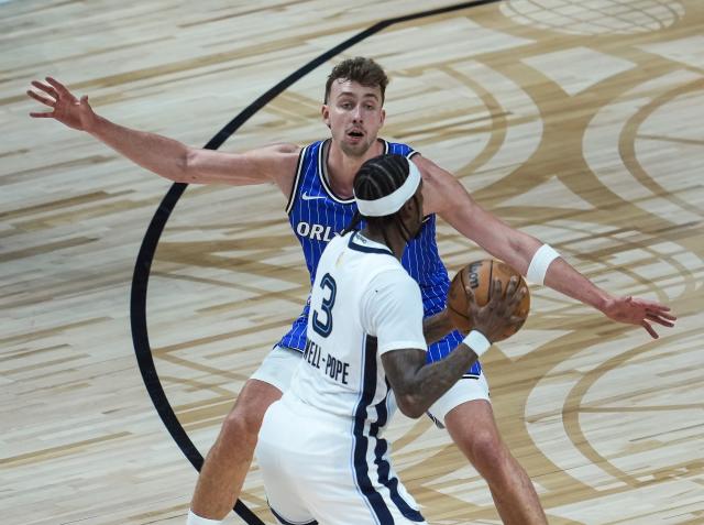 15 January 2026, Berlin: Orlando Magic's Franz Wagner tries to block Memphis Grizzlies Kentavious Caldwell-Pope during the NBA game between Orlando Magic and Memphis Grizzlies at Uber Arena. Photo: Soeren Stache/dpa