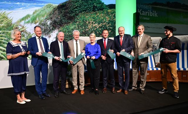 16 January 2026, Berlin: (L-R) Mario Tobias, Kai Wegner, Alois Rainer, Manuela Schwesig, Christophe Hansen, Joachim Rukwied, and Christian von Boetticher cut a ribbon at the Mecklenburg-Western Pomerania stand during the opening of the 90th International Green Week in Berlin, celebrating the trade fair's 100th anniversary. Photo: Sebastian Christoph Gollnow/dpa