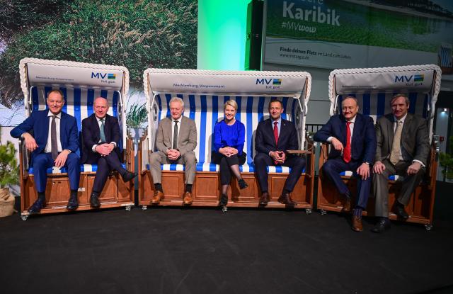 16 January 2026, Berlin: (L-R) Mario Tobias, Kai Wegner, Alois Rainer, Manuela Schwesig, Christophe Hansen, Joachim Rukwied, and Christian von Boetticher sit at the Mecklenburg-Western Pomerania stand during the opening of the 90th International Green Week in Berlin, marking the fair's 100th anniversary. Photo: Sebastian Christoph Gollnow/dpa