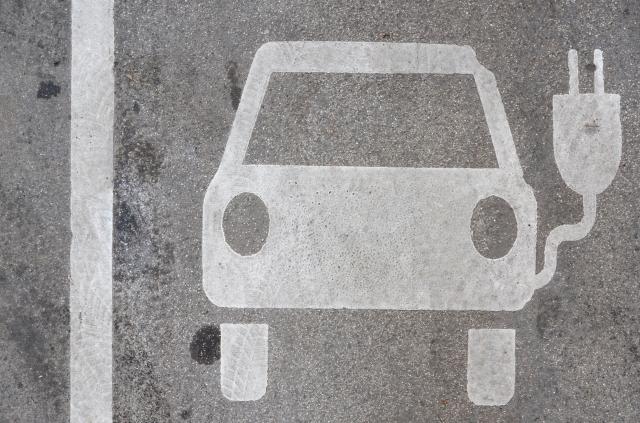 FILED - 20 January 2025, Bavaria, Munich: The symbol of an electric car can be seen in the city center at a parking lot with a charging station. Photo: Sven Hoppe/dpa