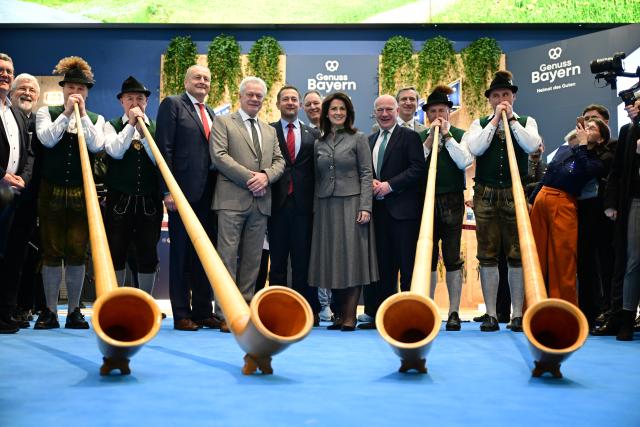 16 January 2026, Berlin: (L-R) Joachim Rukwied, Alois Rainer, Christophe Hansen, Mario Tobias, Michaela Kaniber, and Kai Wegner stand with alpenhorn players at the Bavaria stand during the opening of the 90th International Green Week in Berlin, the world's largest trade fair for food, agriculture, and horticulture, celebrating its 100th anniversary. Photo: Sebastian Christoph Gollnow/dpa