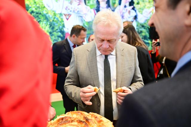 16 January 2026, Berlin: Alois Rainer, Germany's Minister of Food, Agriculture, and Rural Affairs, stands at the Bulgarian stand during the opening tour at the start of the 90th International Green Week. Photo: Sebastian Christoph Gollnow/dpa