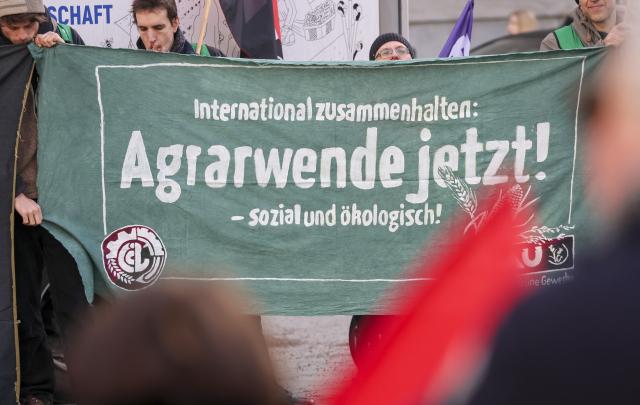 16 January 2026, Saxony-Anhalt, Halle: Farmers demonstrate in Halle's market square as part of a rally by the Working Group on Rural Agriculture calling for diversity and opposing division and right-wing extremism. Photo: Jan Woitas/dpa