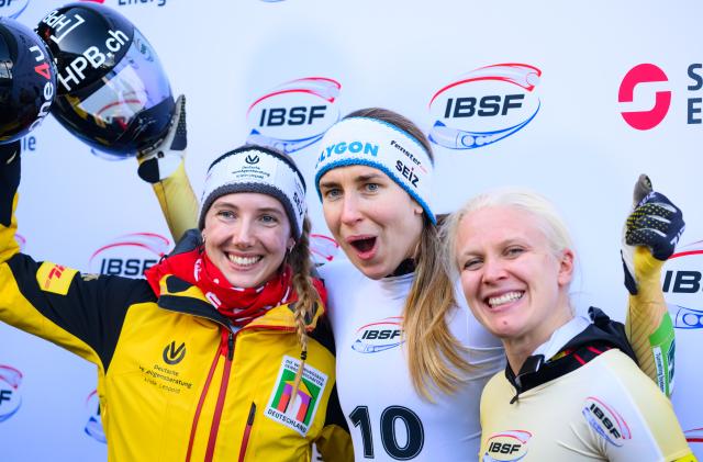 16 January 2026, Saxony, Altenberg: Germany's winner Jacqueline Pfeifer (C), runner-up Susanne Kreher (L), and third-place finisher Kim Meylemans of Belgium stand on the podium after the women's skeleton World Cup singles second run. Photo: Robert Michael/dpa
