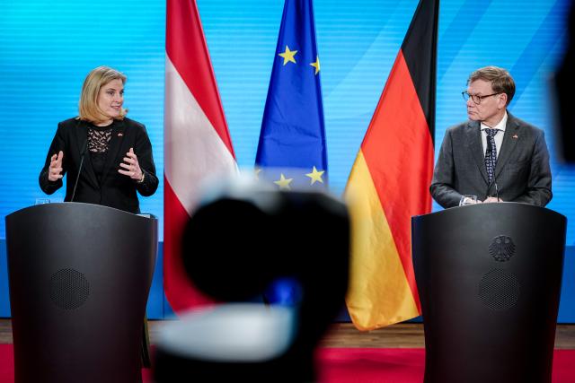 16 January 2026, Berlin: Johann Wadephul, German Foreign Minister and his Austrian counterpart Beate Meinl-Reisinger hold a joint press conference following theior meeting in Berlin. Photo: Kay Nietfeld/dpa