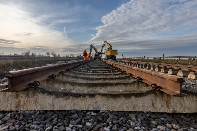 16 January 2026, Schleswig-Holstein, Puttgarden: A temporary track bed is being laid for the rail link to the Fehmarnbelt Fixed Link. Photo: Ulrich Perrey/dpa