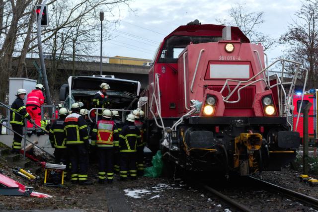 16 January 2026, Hamburg: Emergency services are on duty after a bus collided with a train in Hamburg. According to the fire department, one person died and at least ten others were injured. Photo: Marcus Golejewski/dpa