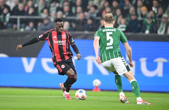 16 January 2026, Bremen: Eintracht Frankfurt's Arnaud Kalimuendo-Muinga and Werder Bremen's Amos Pieper battle for the ball during the German Bundesliga soccer match between Werder Bremen and Eintracht Frankfurt at Weser Stadium. Photo: --/dpa - IMPORTANT NOTE: In accordance with the regulations of the DFL German Football League and the DFB German Football Association, it is prohibited to utilize or have utilized photographs taken in the stadium and/or of the match in the form of sequential images and/or video-like photo series.
