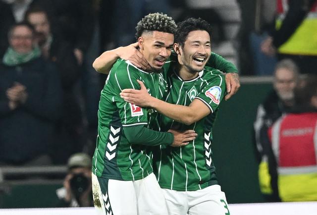 16 January 2026, Bremen: Werder Bremen's Justin Njinmah (L) celebrates scoring his side's first goal with his teammate Yukinara Sugawara during the German Bundesliga soccer match between Werder Bremen and Eintracht Frankfurt at Weser Stadium. Photo: --/dpa - IMPORTANT NOTE: In accordance with the regulations of the DFL German Football League and the DFB German Football Association, it is prohibited to utilize or have utilized photographs taken in the stadium and/or of the match in the form of sequential images and/or video-like photo series.