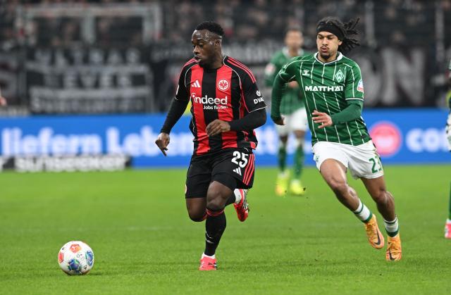 16 January 2026, Bremen: Werder Bremen's Isaac Schmidt (R) and Eintracht Frankfurt's Arnaud Kalimuendo-Muinga battle for the ball during the German Bundesliga soccer match between Werder Bremen and Eintracht Frankfurt at Weser Stadium. Photo: --/dpa - IMPORTANT NOTE: In accordance with the regulations of the DFL German Football League and the DFB German Football Association, it is prohibited to utilize or have utilized photographs taken in the stadium and/or of the match in the form of sequential images and/or video-like photo series.