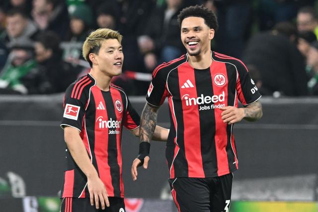 16 January 2026, Bremen: Eintracht Frankfurt's Nnamdi Collins (R) celebrates scoring his side's second goal with his teammate Ritsu Doan during the German Bundesliga soccer match between Werder Bremen and Eintracht Frankfurt at Weser Stadium. Photo: --/dpa - IMPORTANT NOTE: In accordance with the regulations of the DFL German Football League and the DFB German Football Association, it is prohibited to utilize or have utilized photographs taken in the stadium and/or of the match in the form of sequential images and/or video-like photo series.