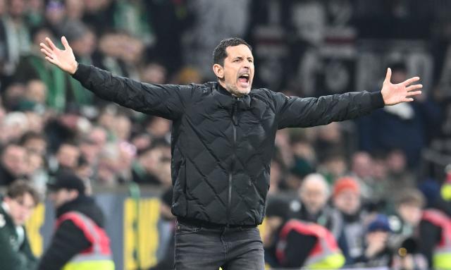 16 January 2026, Bremen: Eintracht Frankfurt coach Dino Toppmoeller gestures during the German Bundesliga soccer match between Werder Bremen and Eintracht Frankfurt at Weser Stadium. Photo: --/dpa - IMPORTANT NOTE: In accordance with the regulations of the DFL German Football League and the DFB German Football Association, it is prohibited to utilize or have utilized photographs taken in the stadium and/or of the match in the form of sequential images and/or video-like photo series.