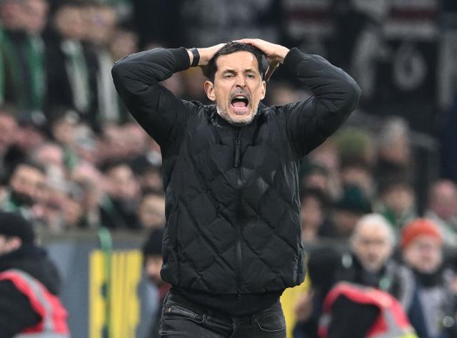 16 January 2026, Bremen: Eintracht Frankfurt coach Dino Toppmoeller reacts during the German Bundesliga soccer match between Werder Bremen and Eintracht Frankfurt at Weser Stadium. Photo: --/dpa - IMPORTANT NOTE: In accordance with the regulations of the DFL German Football League and the DFB German Football Association, it is prohibited to utilize or have utilized photographs taken in the stadium and/or of the match in the form of sequential images and/or video-like photo series.