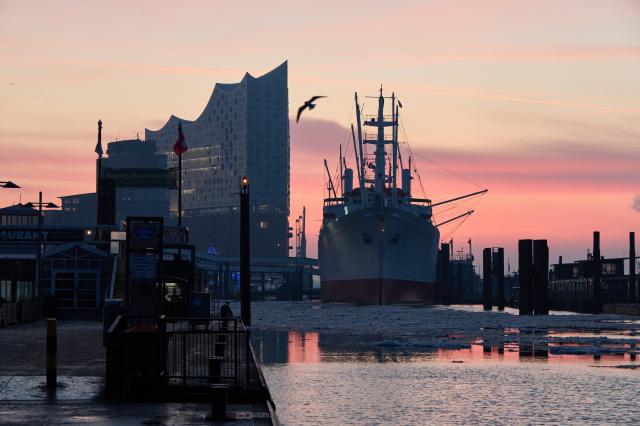 17 January 2026, Hamburg: Chunks of ice lie in the Elbe River in the harbor, with the Elbphilharmonie concert hall visible in the background. Photo: Georg Wendt/dpa