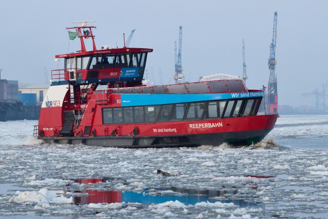 17 January 2026, Hamburg: A passenger ferry makes its way through chunks of ice in the Elbe River in the harbor. Photo: Georg Wendt/dpa
