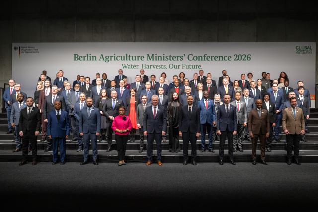 17 January 2026, Berlin: Participants of the Agriculture Ministers' Conference pose for a group photo with government representatives from over 60 countries during the Global Forum for Food and Agriculture (GFFA) on the second day of the 90th International Green Week. Alois Rainer (front row Center), Germany's Federal Minister of Food, Agriculture, and Rural Affairs, is in the middle. Photo: Sebastian Christoph Gollnow/dpa