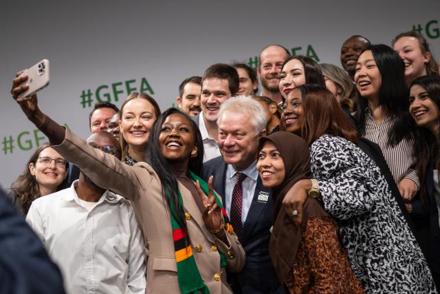 17 January 2026, Berlin: Alois Rainer (C), Germany's Minister of Food, Agriculture, and Home Affairs, poses with young farmers from various countries during the Agriculture Ministers' Conference at the Global Forum for Food and Agriculture (GFFA) on the second day of the 90th International Green Week. Photo: Sebastian Christoph Gollnow/dpa