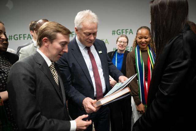 17 January 2026, Berlin: Alois Rainer, Germany's Minister of Food, Agriculture, and Rural Affairs, speaks with young farmers from various countries during the Agriculture Ministers' Conference at the Global Forum for Food and Agriculture (GFFA) on the second day of the 90th International Green Week. The meeting is attended by government representatives from more than 60 countries. Photo: Sebastian Christoph Gollnow/dpa
